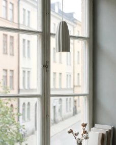 Clay Ø8 Vit fönsterlampa från Markslöjd - Den n&auml;tta storleken g&ouml;r Clay perfekt f&ouml;r f&ouml;nstret, d&auml;r den skapar ett behagligt ljus och blir en dekorativ detalj b&aring;de t&auml;nd och sl&auml;ckt.