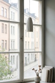 Clay Ø8 Vit från Markslöjd - Den n&auml;tta storleken g&ouml;r Clay perfekt f&ouml;r f&ouml;nstret, d&auml;r den skapar ett behagligt ljus och blir en dekorativ detalj b&aring;de t&auml;nd och sl&auml;ckt.