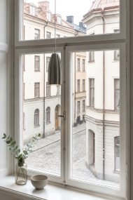 Clay Ø8 Grön fönsterlampa från Markslöjd - Clay passar perfekt i f&ouml;nstret d&auml;r den sprider ett behagligt ljus och blir ett fint blickf&aring;ng b&aring;de t&auml;nd och sl&auml;ckt.