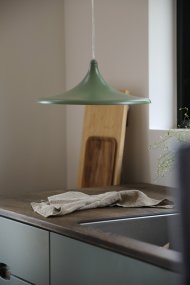 Beam Ø37 Grön från Markslöjd - Beam &auml;r en stilren pendel i gr&ouml;n metall med en mjukt formad sk&auml;rm och en diameter p&aring; 37 cm.
