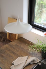 Beam Ø37 Beige från Markslöjd - Beam &auml;r en stilren pendel i beige metall med en mjukt formad sk&auml;rm och en diameter p&aring; 37 cm.