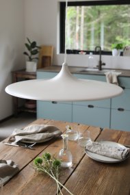Beam Ø57 Beige från Markslöjd - Beam &auml;r en stilren pendel i beige metall med en mjukt formad sk&auml;rm och en diameter p&aring; 57 cm.