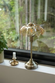 Kurage 35cm Antikmässing/amber portabel från Markslöjd - Kurage &auml;r en elegant portabel bordslampa i metall med antik m&auml;ssingfinish och en dekorativ sk&auml;rm i ambertonat glas.