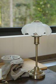 Kurage 35cm Antikmässing/vit portabel från Markslöjd - Kurage &auml;r en elegant portabel bordslampa i metall med antik m&auml;ssingfinish och en dekorativ sk&auml;rm i vitt glas.