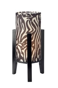 Eruca 34cm Zebra bordslampa från Markslöjd - Lampfoten i svart tr&auml; kombineras med en cylinderformad textilsk&auml;rm i svartvitt zebram&ouml;nster, vilket ger lampan en grafisk och uttrycksfull karakt&auml;r.