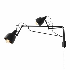 Soho 90cm Svart vägglampa från Artera - Med tv&aring; justerbara armar i pulverlackerad mattsvart metall som sprider ett mjukt och behagligt ljus, &auml;r denna lampa perfekt f&ouml;r att belysa st&ouml;rre ytor som vardagsrum eller arbetsutrymmen.