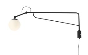 Soho 90cm Svart vägglampa från Artera - Den svarta metallramen och den runda opalgloben skapar en perfekt balans mellan industriell estetik och mjukt ljus, vilket g&ouml;r den idealisk f&ouml;r moderna interi&ouml;rer.