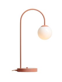 Una 60cm Korallröd bordslampa från Artera - Una bordslampa i korallr&ouml;d metall och vitt glas har en b&ouml;jd, elegant design som ger rummet ett modernt och lekfullt uttryck.