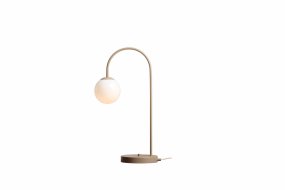 Una 60cm Beige bordslampa från Artera - Una bordslampa i beige metall och vitt glas har en b&ouml;jd, elegant design som ger rummet ett modernt och lekfullt uttryck.