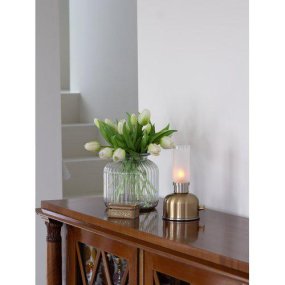 Frida 22cm Mässing portabel från PR Home - Den skapar en varm och st&auml;mningsfull atmosf&auml;r med en f&auml;rgtemperatur p&aring; cirka 2400 kelvin och ett ljusfl&ouml;de p&aring; 20&ndash;40 lumen beroende p&aring; dimmerniv&aring;.