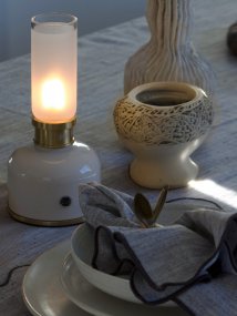 Frida 22cm Vit portabel från PR Home - Den skapar en varm och st&auml;mningsfull atmosf&auml;r med en f&auml;rgtemperatur p&aring; cirka 2000 kelvin och ett ljusfl&ouml;de p&aring; 20&ndash;40 lumen beroende p&aring; dimmerniv&aring;.