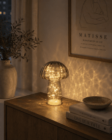 Svamp 23cm Grå bordslampa från Pixie Design - Den &auml;r f&ouml;rsedd med timer och en praktisk 5-stegs dimmer f&ouml;r att justera ljuset efter behov, vilket g&ouml;r den perfekt f&ouml;r b&aring;de arbetsbelysning och mysig kv&auml;llsbelysning.