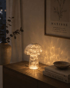 Svamp 23cm Blå bordslampa från Pixie Design - Den &auml;r f&ouml;rsedd med timer och en praktisk 5-stegs dimmer f&ouml;r att justera ljuset efter behov, vilket g&ouml;r den perfekt f&ouml;r b&aring;de arbetsbelysning och mysig kv&auml;llsbelysning.