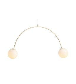 Una 84cm Krämvit taklampa från Artera - Kombinationen av kr&auml;mvit metall och vita glaskupor skapar en harmonisk kontrast och tillf&ouml;r en touch av modern elegans till vilket rum som helst.