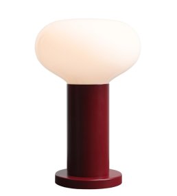 Flo 30cm Vinröd bordslampa från Artera - Den har en stilren stomme i vinr&ouml;d f&auml;rg och en rund vit glaskupa som sprider ett mjukt och behagligt ljus.