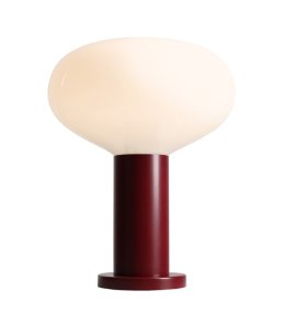 Flo 33cm Vinröd bordslampa från Artera - Den har en stilren stomme i vinr&ouml;d f&auml;rg och en rund vit glaskupa som sprider ett mjukt och behagligt ljus.