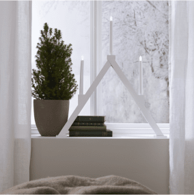 Vika Vit från Star Trading - Batteridriven ljusstake med en klassisk form som sprider fint ljus med sina tre LED lampor.