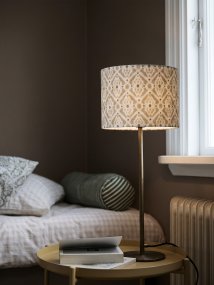 Base 58cm Mässing/brun från PR Home - Foten i m&auml;ssing i kombination med detaljerade textilsk&auml;rmen i en jordn&auml;ra brun f&auml;rg skapar en h&auml;rlig atmosf&auml;r i rummet.