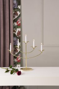 Tilpi Mässing från Star Trading - Dess unika detaljer kring ljush&aring;llarna g&ouml;r den speciell och i&ouml;gonfallande.