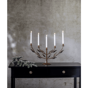 Grace Mässing från Star Trading - Elegant adventsljusstake av metall i en antik m&auml;ssingfinish med dekorativa ekl&ouml;v.