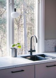 Bell Ø15 Vit från Aneta Lighting - Tillverkad av metall i svart f&auml;rg med en rund kupa i opalglas som ger ett mjukt och behagligt sken.