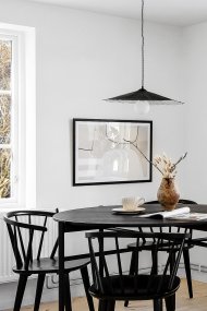 Tropez Ø60 Svart taklampa från Globen Lighting - Denna lampa &auml;r handgjord i papper, vilket inneb&auml;r att den kan variera i form fr&aring;n v&aring;ra produktbilder, varje lampa &auml;r unik.