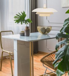 Epsilon 1 Ø45 Vit taklampa från Aneta Lighting - EPISLON klassik k&ouml;kspendel i vit lackerad metall, Utbytbara detljer i i krom och matt m&auml;ssing ing&aring;r f&ouml;r ditt eget val.