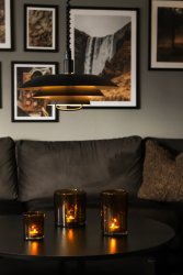 Epsilon Ø45 Svart taklampa från Aneta Lighting - Lampan har tre sammansatta sk&auml;rmar i svartlackerad metall med vit insida som f&ouml;rdelar ljuset p&aring; ett fint s&auml;tt och motverkar bl&auml;ndning.