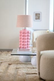 Bubbles 50cm Rosa från Hallbergs - Den bubbliga designen har en klar och blank rosa f&auml;rg.