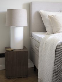 Manhattan 50cm Mattvit från Hallbergs - Manhattan &auml;r en stilren lampfot med modern design.