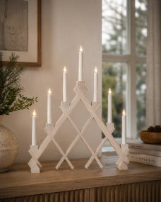 Rut Vitlaserad från Star Trading - En tidl&ouml;s adventsljusstake som passar lika fint i f&ouml;nstret som p&aring; en byr&aring; eller ett sidobord och blir en st&auml;mningsfull detalj i hemmet under julens m&ouml;rka dagar.