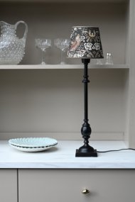 Charlstone 50cm Svart från Hallbergs - Charlstone &auml;r en elegant lampfot i metall med en klassisk och tidl&ouml;s design.