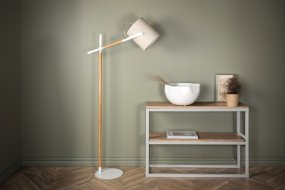 Dennis Vit/trä golvlampa från Venture Design - Dennis &auml;r en modern golvlampa med justerbar axel, och med en beige linnesk&auml;rm som ger ett mjukt och behagligt sken.