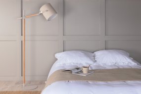 Dennis Beige/trä golvlampa från Venture Design - Dennis &auml;r en modern golvlampa med justerbar axel, och med en beige linnesk&auml;rm som ger ett mjukt och behagligt sken.