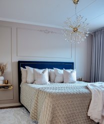 Viva Ø55 Mässing taklampa från Aneta Lighting - Viva taklampa i m&auml;ssing kombinerad med dekorativa klara prismor / kristaller som &auml;r genomg&aring;ende i hela lampan.