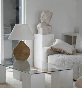 Romero 50cm Mörk sand från Hallbergs - Den runda formen och de dekorativa m&ouml;nstret i form av r&auml;nder skapar en h&auml;rlig atmosf&auml;r i rummet.