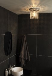 Claudia Ø20 Krom från Aneta Lighting - Claudia plafond i f&ouml;rkromad metall med klara prismor.