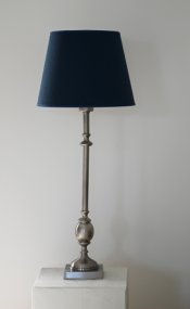Charlstone 50cm Antiksilver från Hallbergs - Den antika silverfinishen tillf&ouml;r en varm ton och g&ouml;r Charlstone enkel att kombinera med olika f&auml;rger och material.