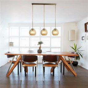 Balls 86cm Amber taklampa från Searchlight - Kombinationen av den antikbehandlade metallen och det gyllene glaset g&ouml;r pendeln till ett blickf&aring;ng i b&aring;de moderna och klassiska milj&ouml;er.