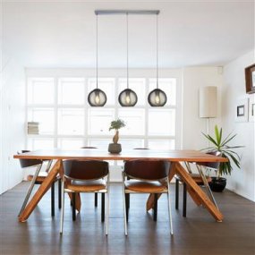 Balls 86cm Rökfärgad från Searchlight - Perfekt att h&auml;nga &ouml;ver en k&ouml;ks&ouml; eller matbord, d&auml;r den b&aring;de fungerar som en praktisk ljuspunkt och en dekorativ detalj.