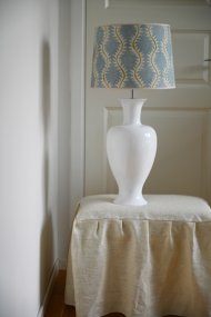Mindy 50cm Vit från Hallbergs - Denna eleganta lampfot i keramik har en mjuk, klassisk form och blank vit finish som ger ett varmt och stilrent uttryck.