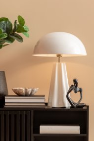 Amplio 55cm Vit bordslampa från Leitmotiv - Den &auml;r tillverkad i metall med en blank vit finish och eleganta m&auml;ssingdetaljer som ger ett sofistikerat uttryck.