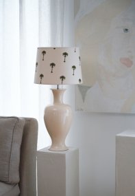Mindy 50cm Beige från Hallbergs - Denna eleganta lampfot i keramik har en mjuk, klassisk form och en blank kr&auml;mbeige finish som ger ett varmt och stilrent uttryck.