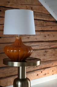 Harmony 40cm Mörkgul från Hallbergs - Harmony lampfot &auml;r en dekorativ lampfot i keramik med en mjuk, rundad form och vackert r&auml;fflad struktur.