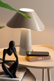 Ameno 33cm Beige bordslampa från Leitmotiv - Ameno &auml;r en stilren bordslampa i metall med blank beige finish som ger ett mjukt och harmoniskt uttryck.