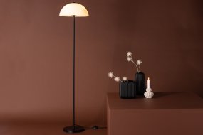 Ferrand Svart golvlampa från Venture Design - Lampan har en nordisk design med en stilren lampfot i svart j&auml;rn och en vit lampsk&auml;rm i glas.