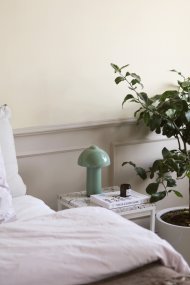 Buddy 25cm Grön portabel från Globen Lighting - Den &auml;r IP44-klassad och passar d&auml;rf&ouml;r utm&auml;rkt f&ouml;r b&aring;de inom- och utomhusbruk, men b&ouml;r f&ouml;rvaras inomhus n&auml;r den inte anv&auml;nds.