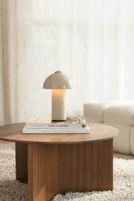 Buddy 25cm Sand portabel från Globen Lighting - Den &auml;r IP44-klassad och passar d&auml;rf&ouml;r utm&auml;rkt f&ouml;r b&aring;de inom- och utomhusbruk, men b&ouml;r f&ouml;rvaras inomhus n&auml;r den inte anv&auml;nds.