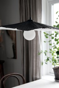Tropez Ø82 Svart taklampa från Globen Lighting - Denna lampa &auml;r handgjord i papper, vilket inneb&auml;r att den kan variera i form fr&aring;n v&aring;ra produktbilder, varje lampa &auml;r unik.