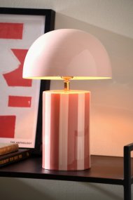 Rayado 34cm Rosa bordslampa från Leitmotiv - Lampfoten har ett randigt m&ouml;nster i m&ouml;rkare rosa och ljusrosa f&auml;rg, medan sk&auml;rmen g&aring;r i en matchande ljusrosa ton som skapar ett enhetligt och mjukt uttryck.